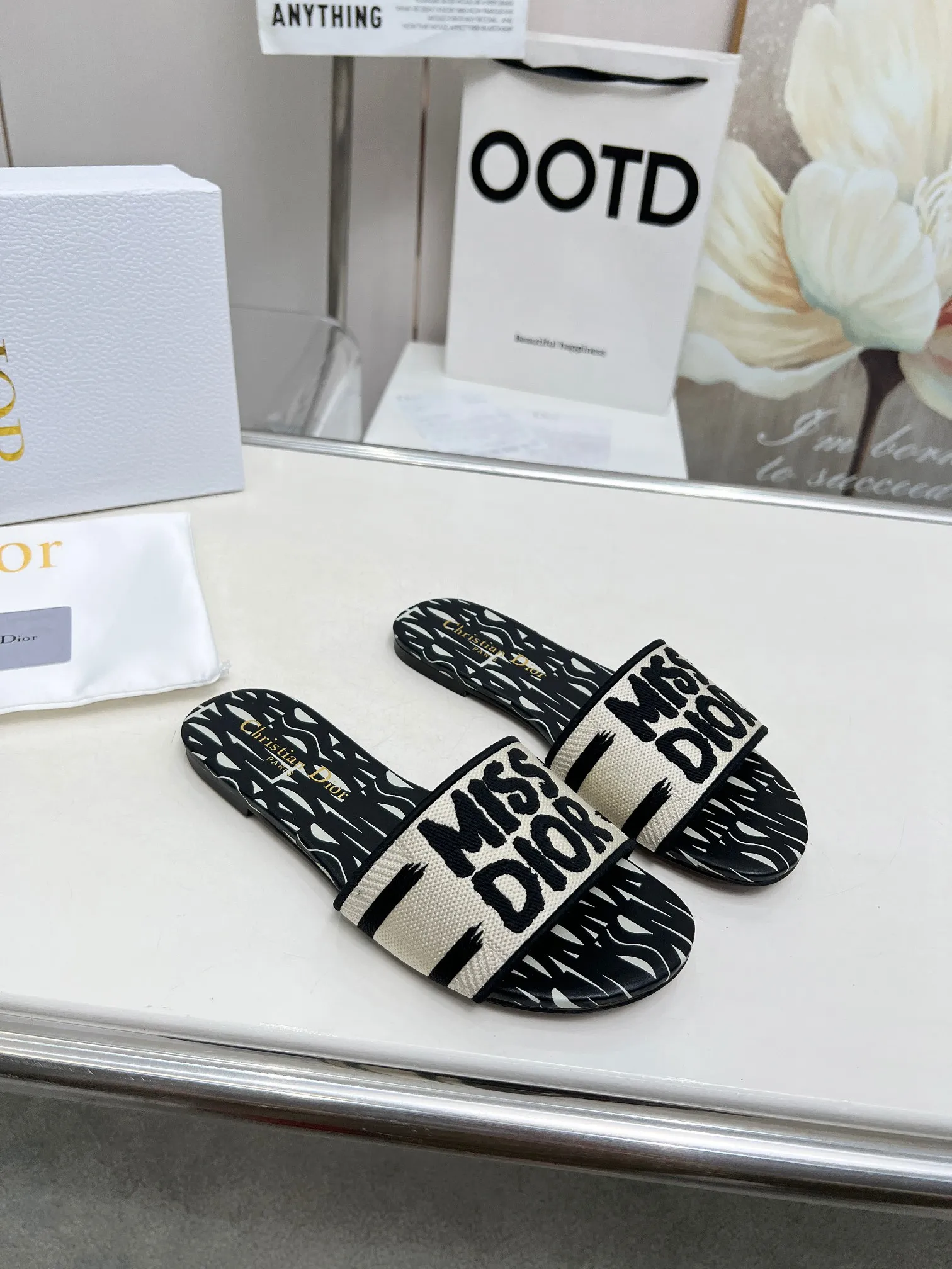 👟👟Ex-factory price 300👟👟 •Dior women's presbyopic embroidered leather-soled slippers Christian Dior has always been synonymous with magnificence and elegance, and has always been at the top of the fashion world👍 What is particularly worth mentioning is: the embroidered ✨ pattern on the sole, which reproduces one of the cherished symbols of Christian Dior✅More than a hundred colors to choose from ◽️️Upper: selected top-quality embroidered cotton ◽️Inner lining: imported sheepskin ◽Number 35-40 (41.42.43 customized)